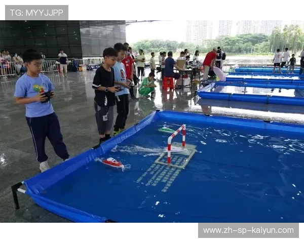 _水上漂移车表演：速度与水花的碰撞_，小车水上漂移