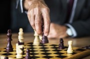 球队通过战术轮换保持球员体能并提高命中率，足球战术换人